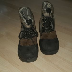 Men's size 7.5 Snow/water resistant boots